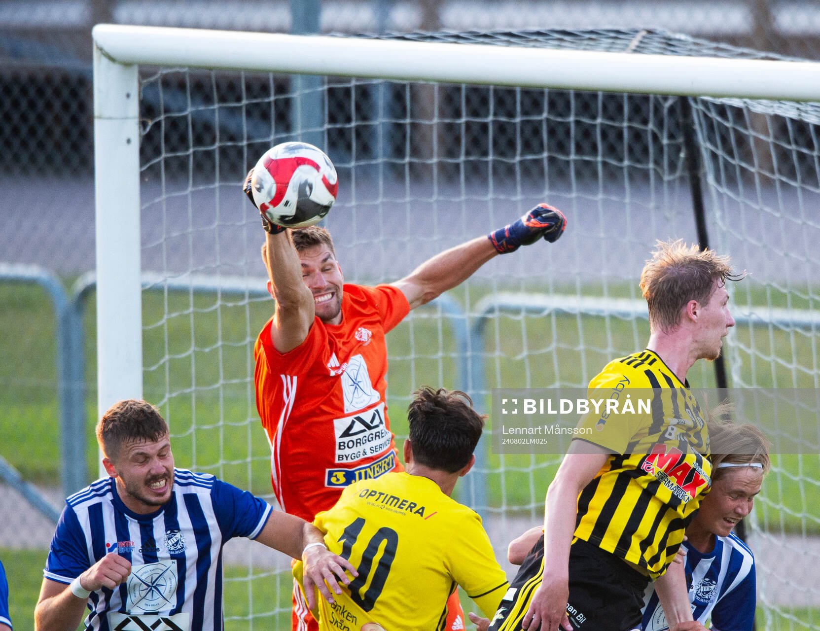 Karlshamns målvakt boxar bollen i matchen i div 2 mellan