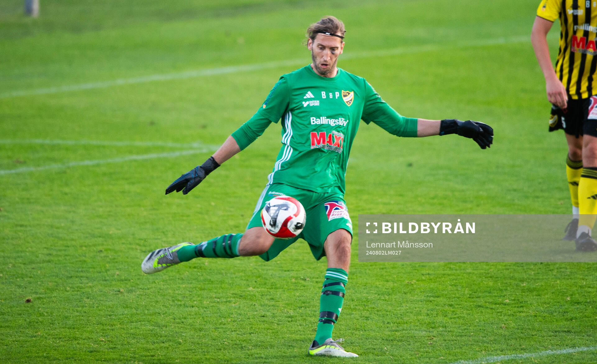 IFK Hässleholms målvakt Linus Lindfors sparkar ut bollen