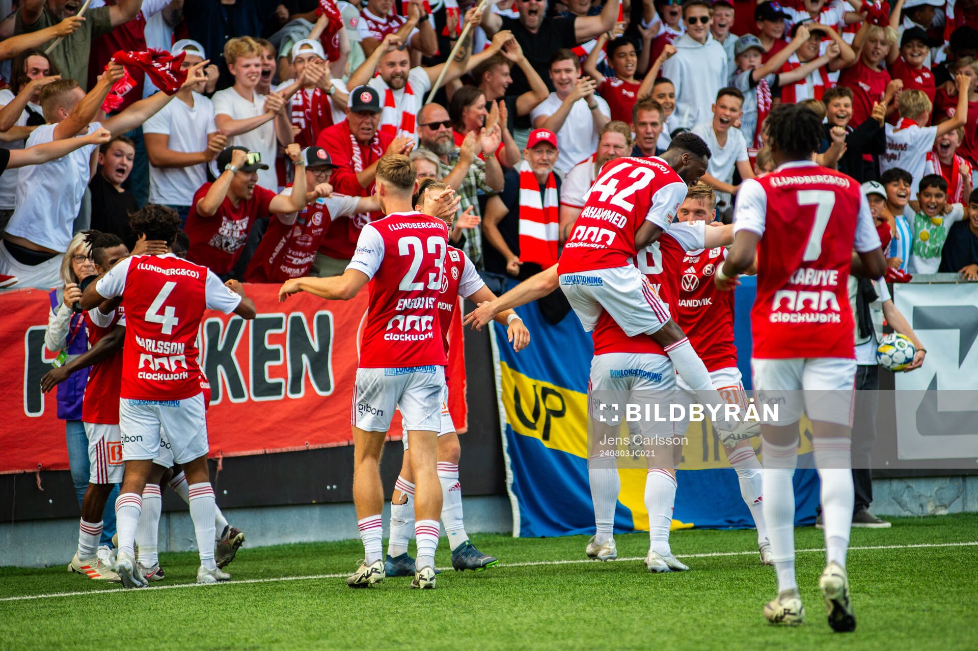 Sandvikens James Joseph Kirby jublar med lagkamrater efter 1-0 under fotbollsmatchen i Superettan mellan Sandviken och Gefle den 3 augusti 2024 i Sandviken.