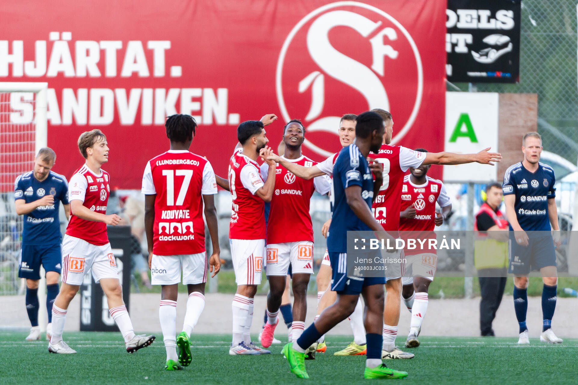 Sandvikens spelare jublar