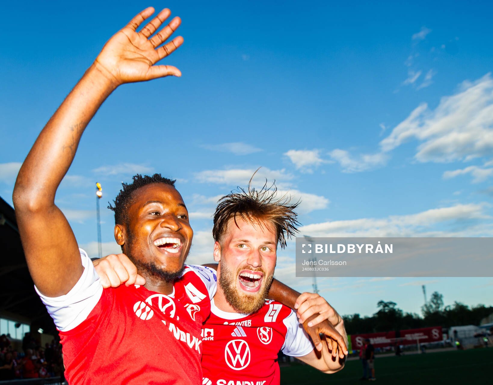 Sandvikens Lague Byiringiro och Kasper Harletun jublar