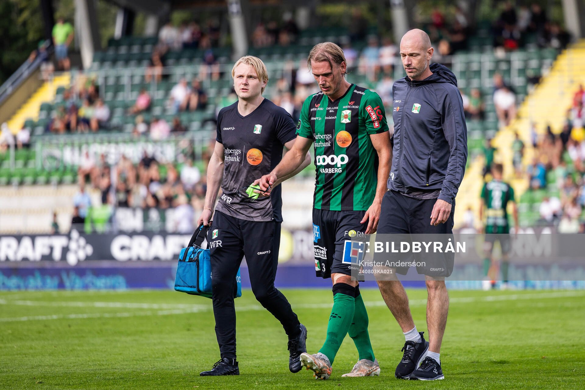 Varbergs Hampus Zackrisson lämnar plan skadad under fotbollsmatchen i Superettan mellan Varberg och Helsingborg den 3 augusti 2024 i Varberg.