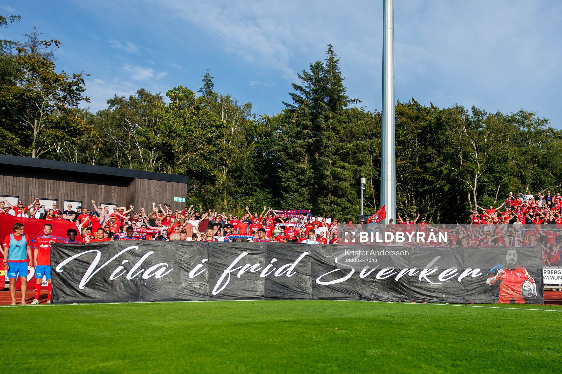 Helsingborgs spelare med en banderoll