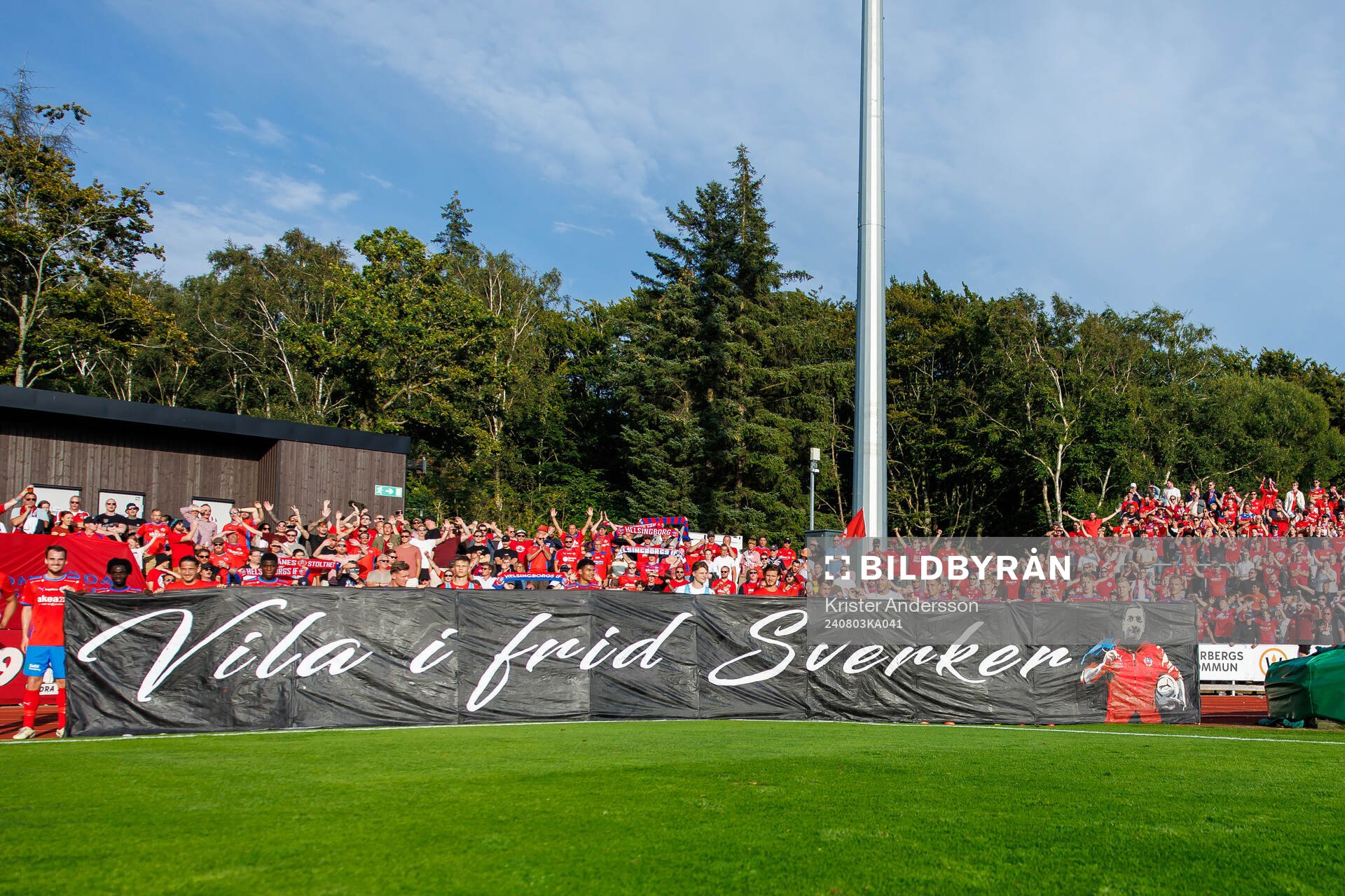 Helsingborgs spelare med en banderoll