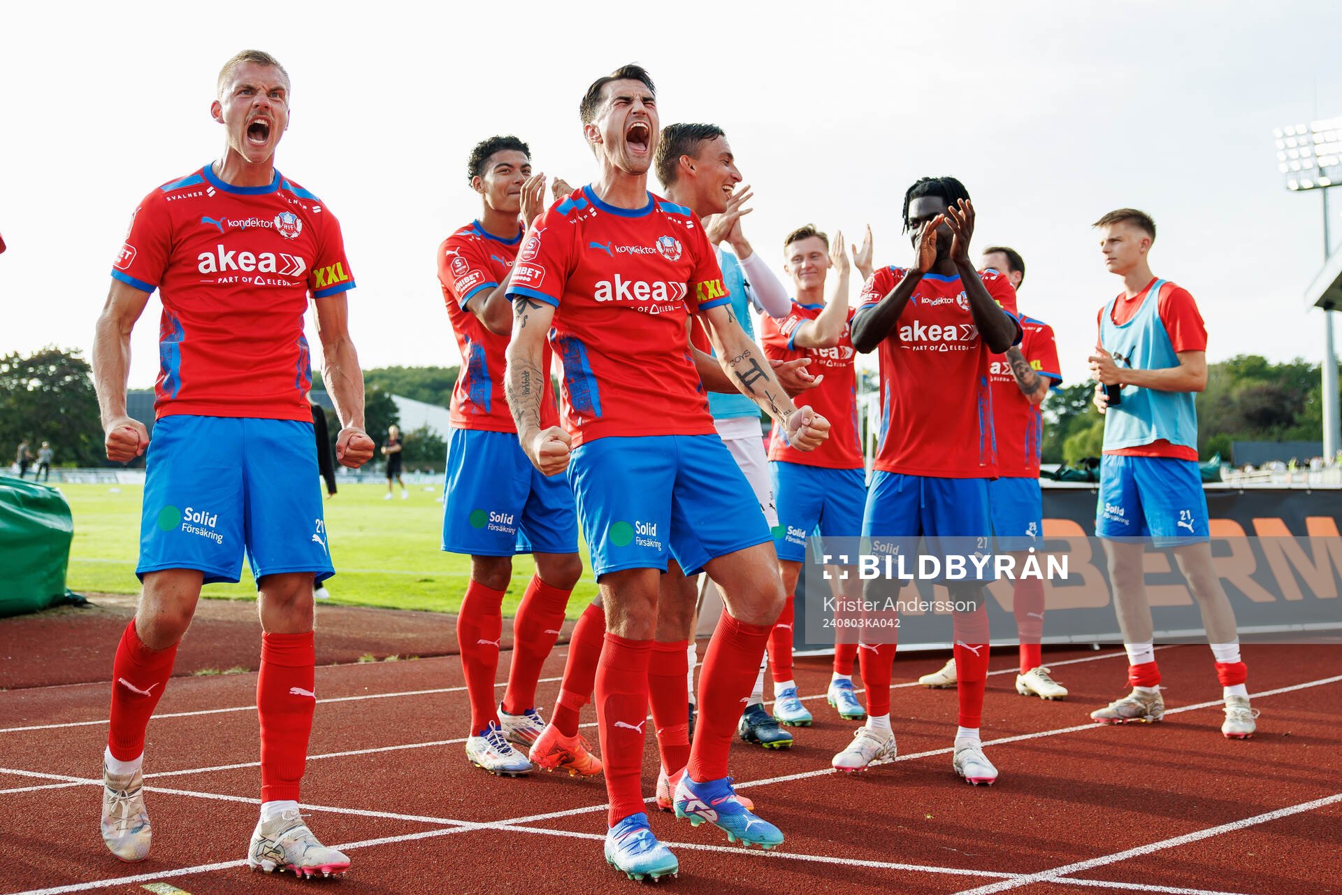 Helsingborgs Jon Birkfeldt jublar efter fotbollsmatchen i Superettan mellan Varberg och Helsingborg den 3 augusti 2024 i Varberg. 