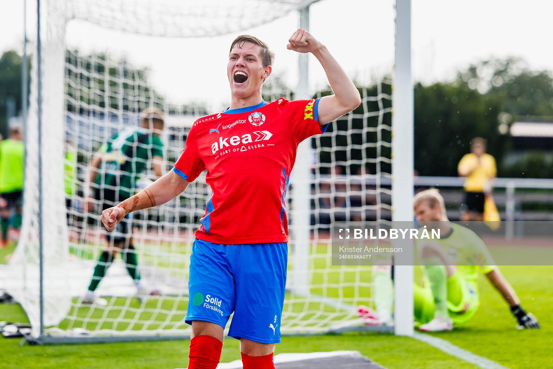 Helsingborgs Taylor Silverholt jublar efter 0-3 under fotbollsmatchen i Superettan mellan Varberg och Helsingborg den 3 augusti 2024 i Varberg.