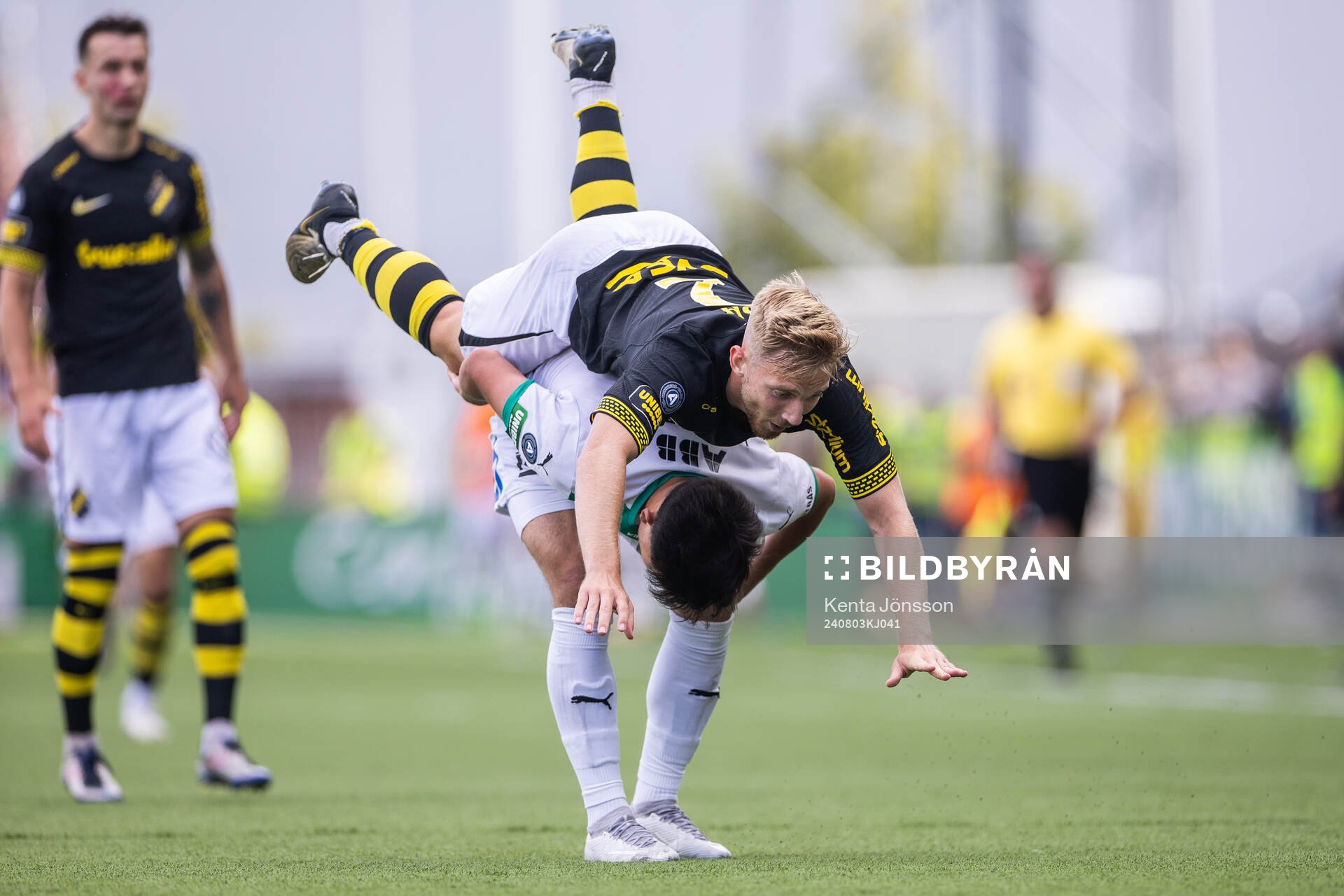 AIKs Eskil Edh och Västerås Alexander Thongla-Iad Warneryd