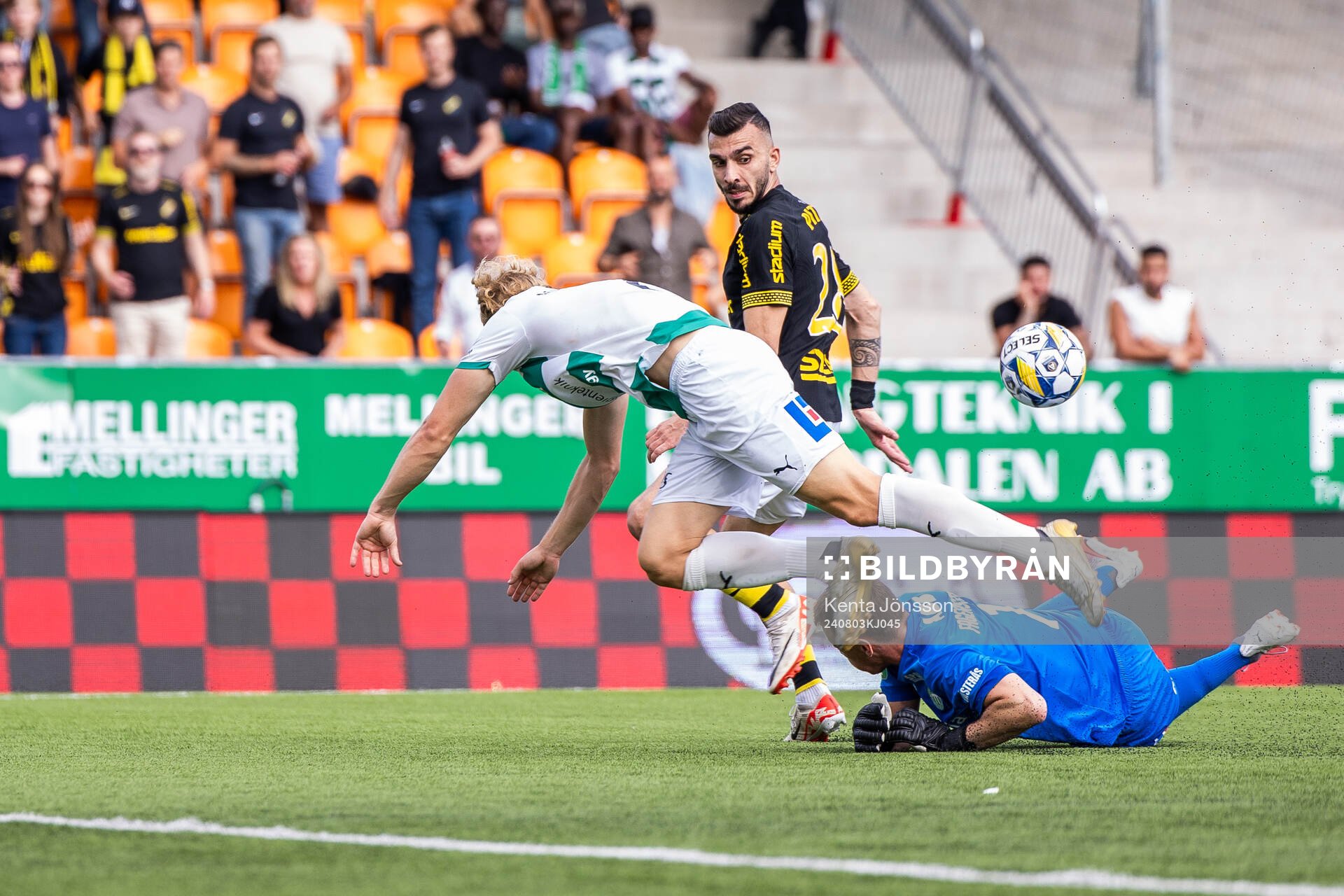 AIKs Ioannis Pittas med målchans mot Västerås målvakt