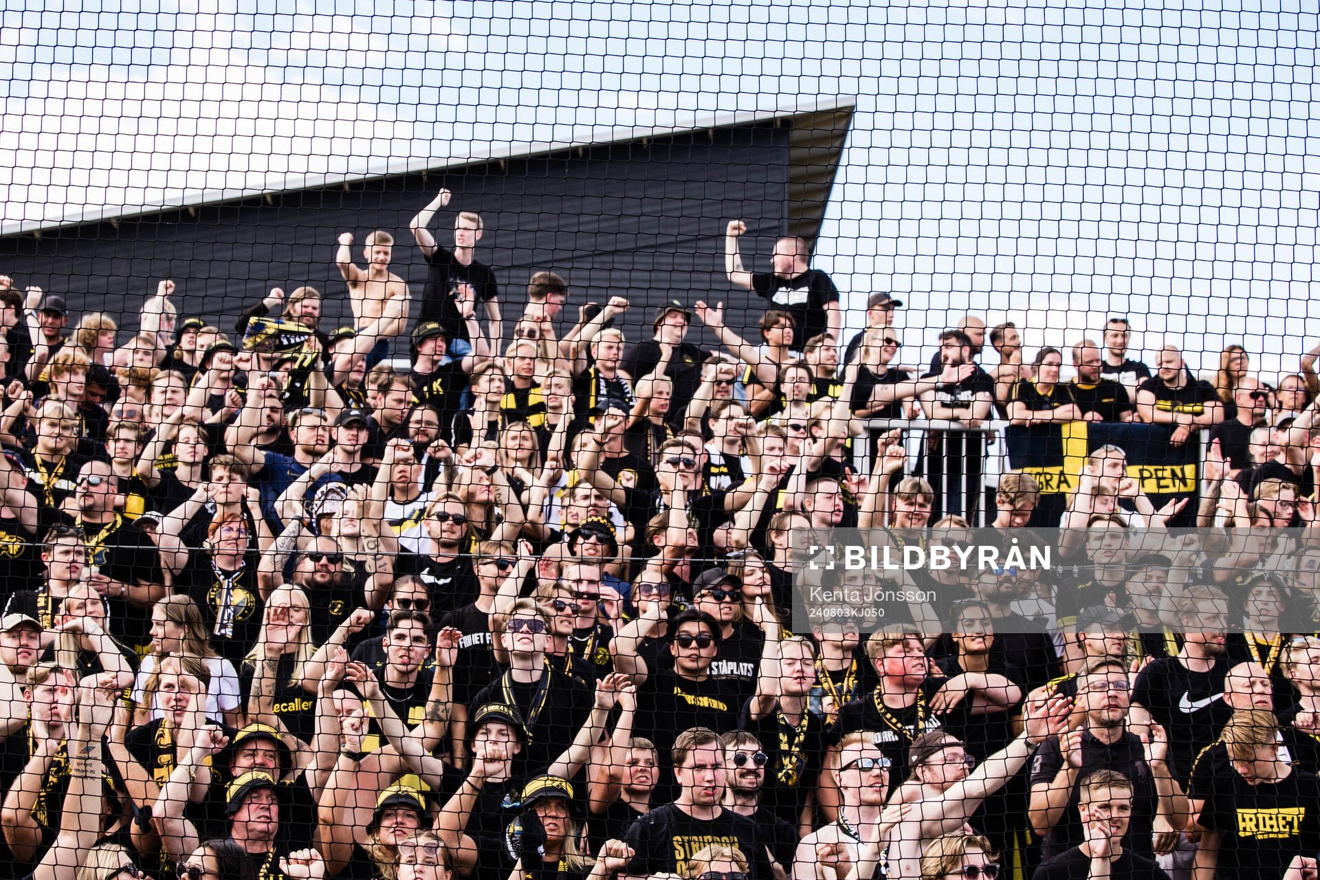 AIKs supportrar jublar