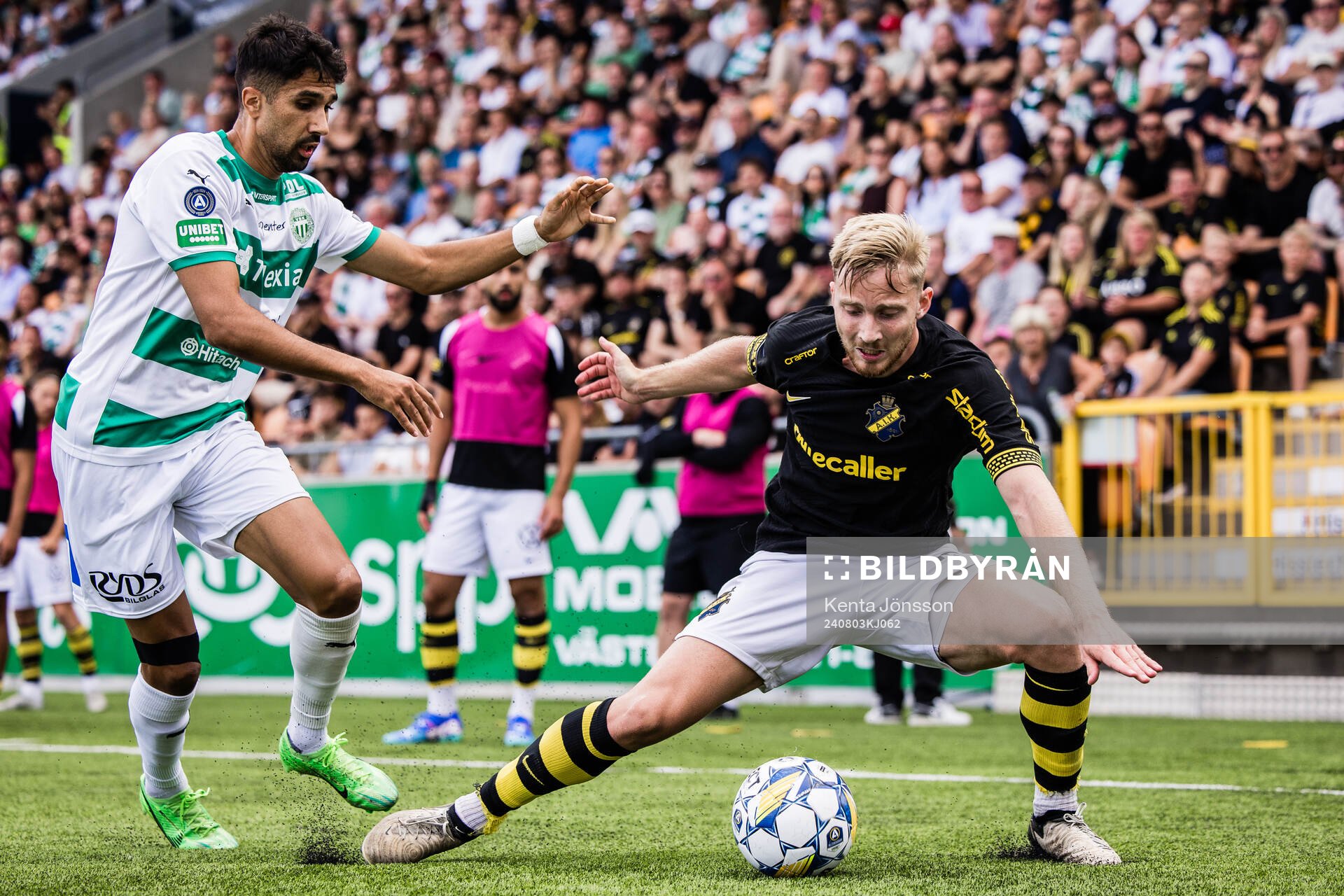 Västerås Elyas Bouzaiene och AIKs Eskil Edh