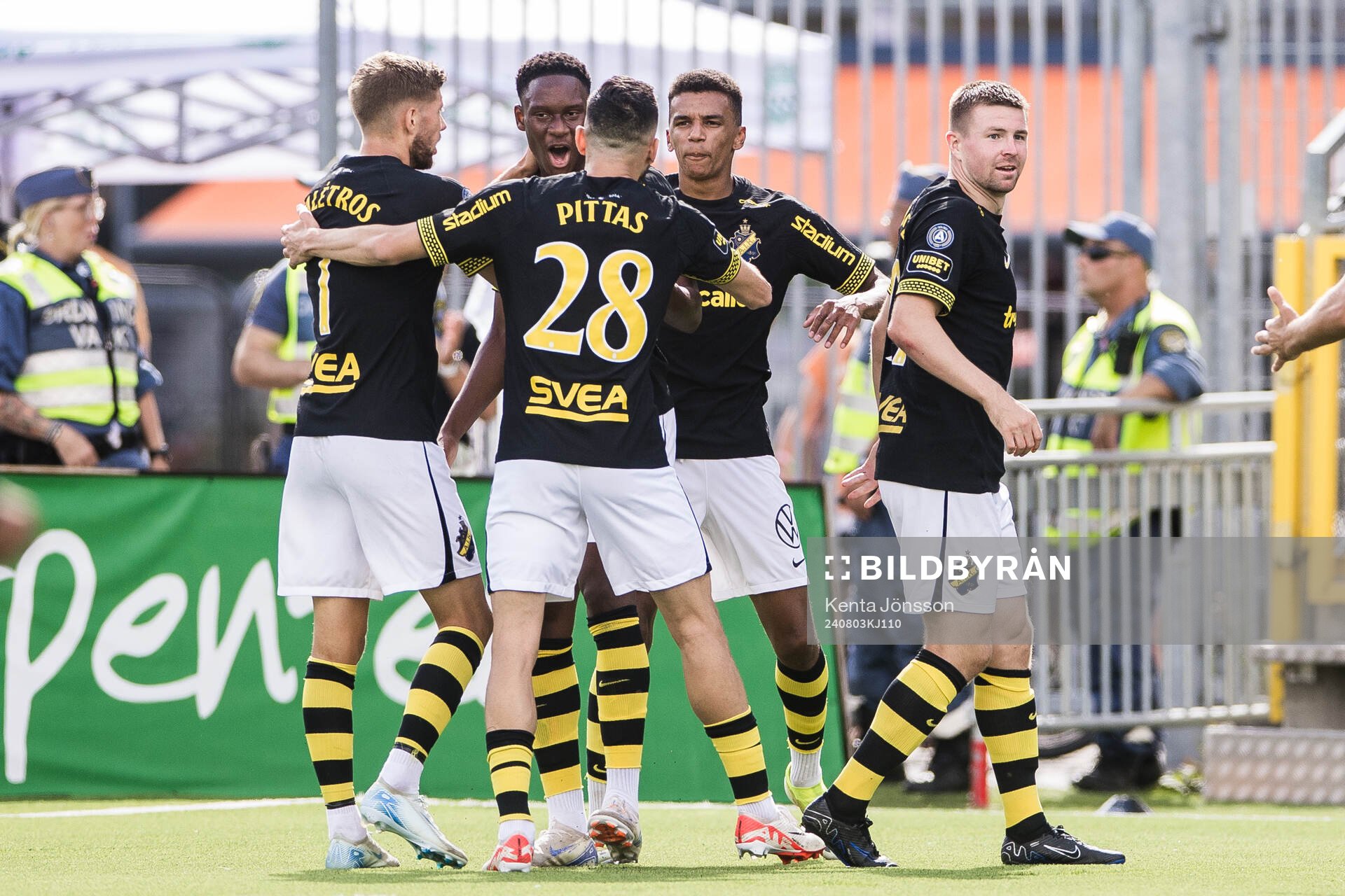 AIKs Rui Modesto jublar med Anton Saletros, Mouhamed Lamine