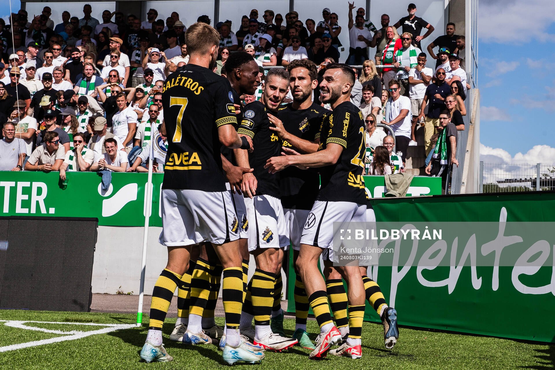 AIKs Dino Besirovic jublar med Anton Salétros, Mouhamed