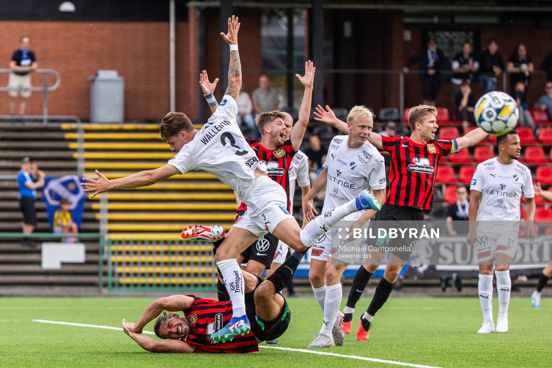 Brommapojkarnas Nikola Vasic och Halmstads Gabriel Wallentin