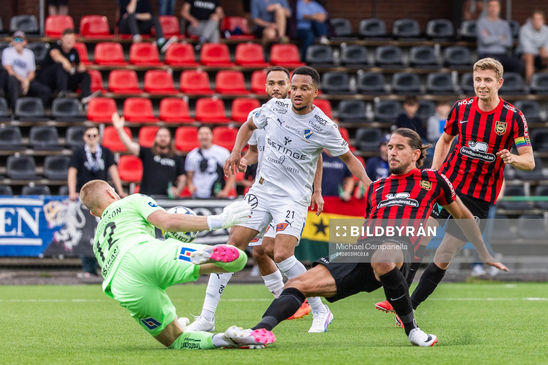 Halmstads målvakt Tim Erlandsson och Brommapojkarnas