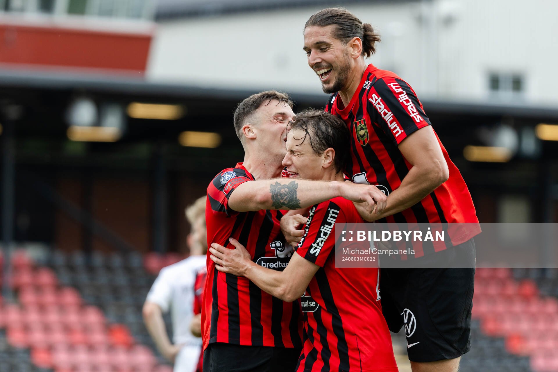 Brommapojkarnas Alex Timossi Andersson jublar med Nikola