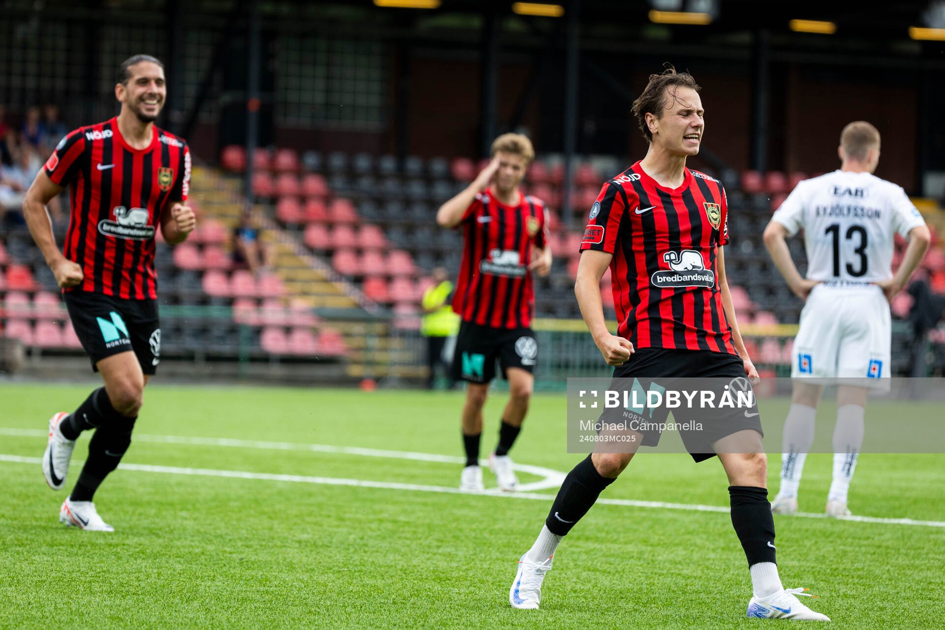 Brommapojkarnas Alex Timossi Andersson jublar 3-1