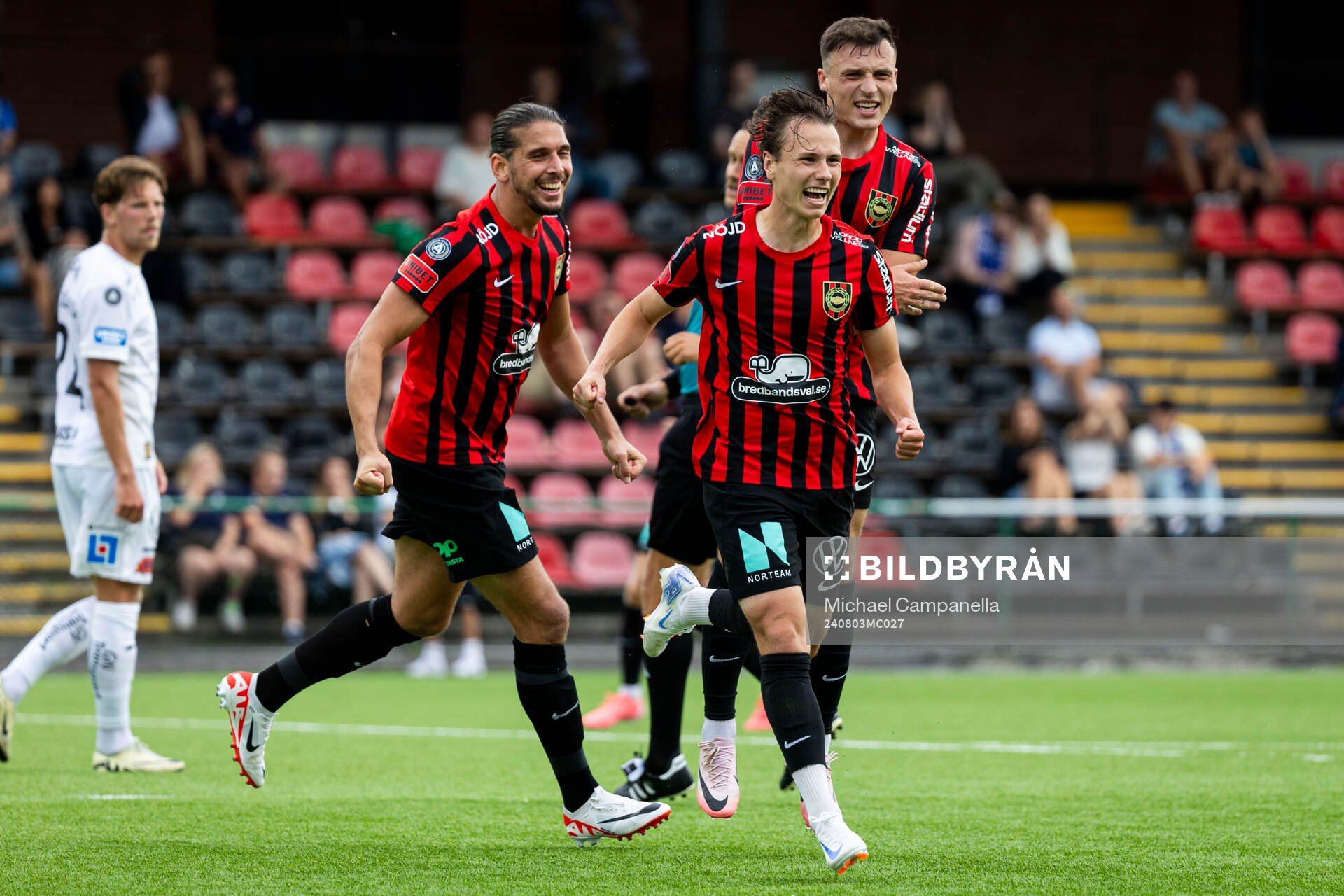 Brommapojkarnas Alex Timossi Andersson jublar 3-1