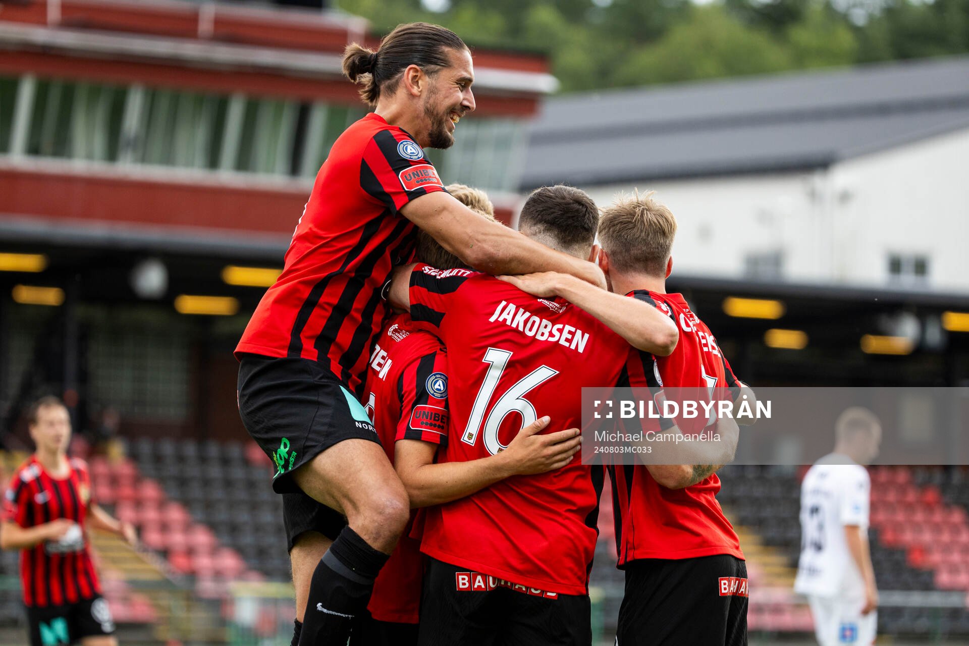 Brommapojkarnas Adam Skanning Jakobsen jublar 2-1 med