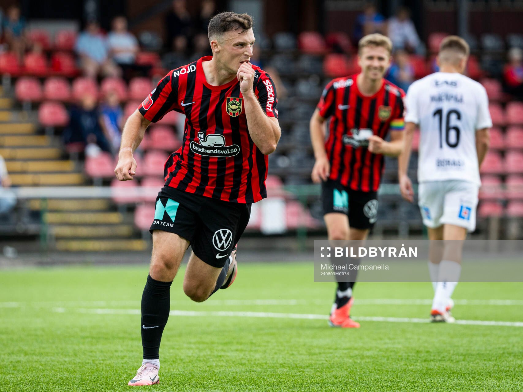 Brommapojkarnas Adam Skanning Jakobsen jublar 2-1
