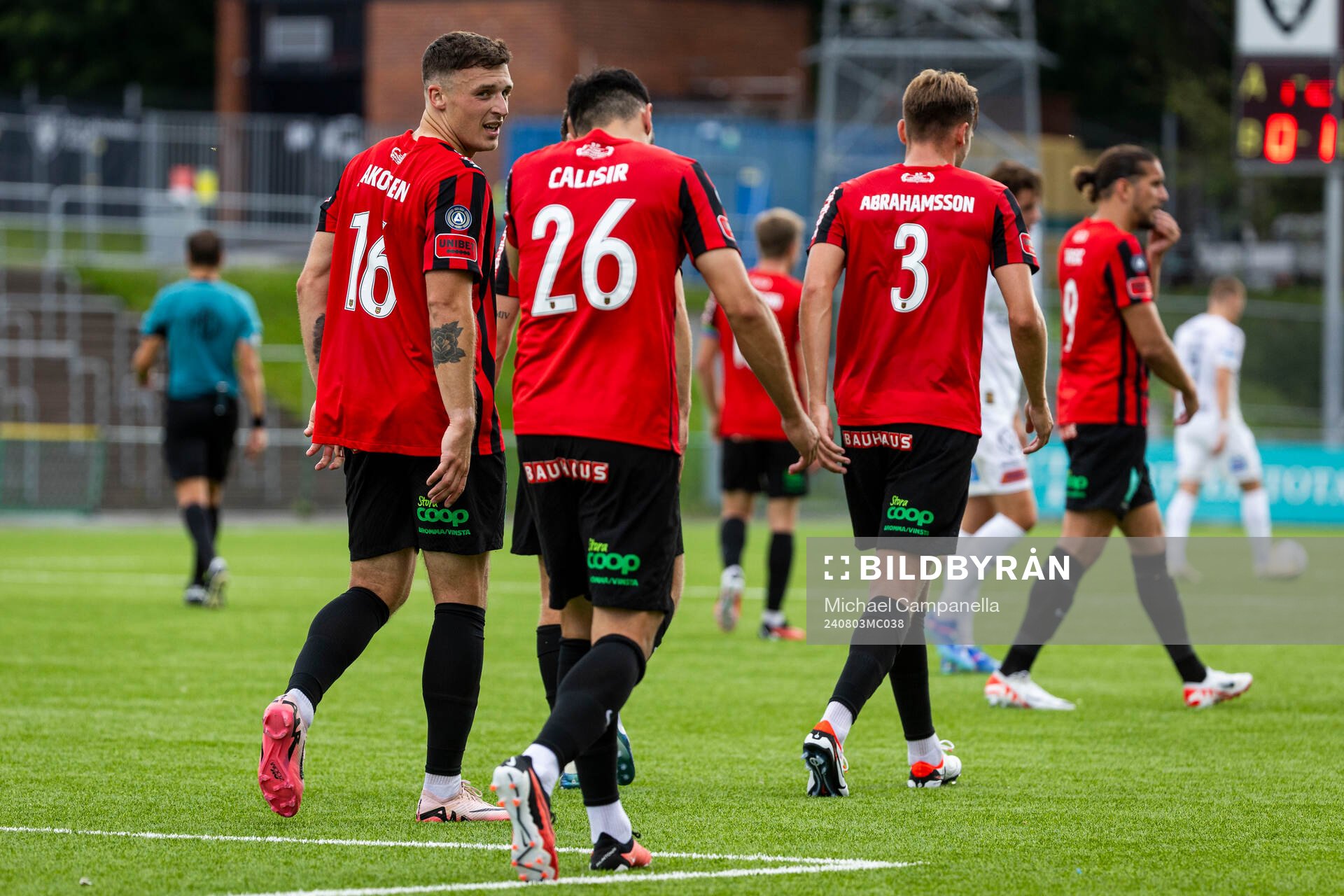 Brommapojkarnas Adam Skanning Jakobsen jublar 2-1 med