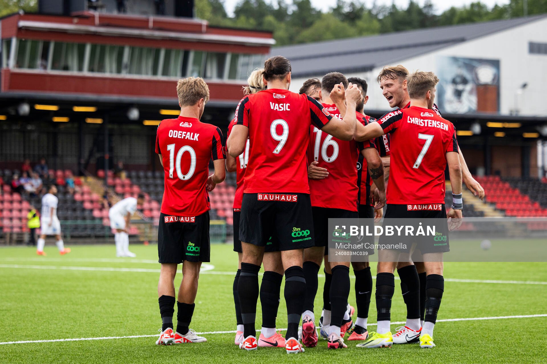 Brommapojkarnas Adam Skanning Jakobsen jublar 2-1 med lagkamrater under fotbollsmatchen i Allsvenskan mellan Brommapojkarna och Halmstad den 3 augusti 2024 i Stockholm.