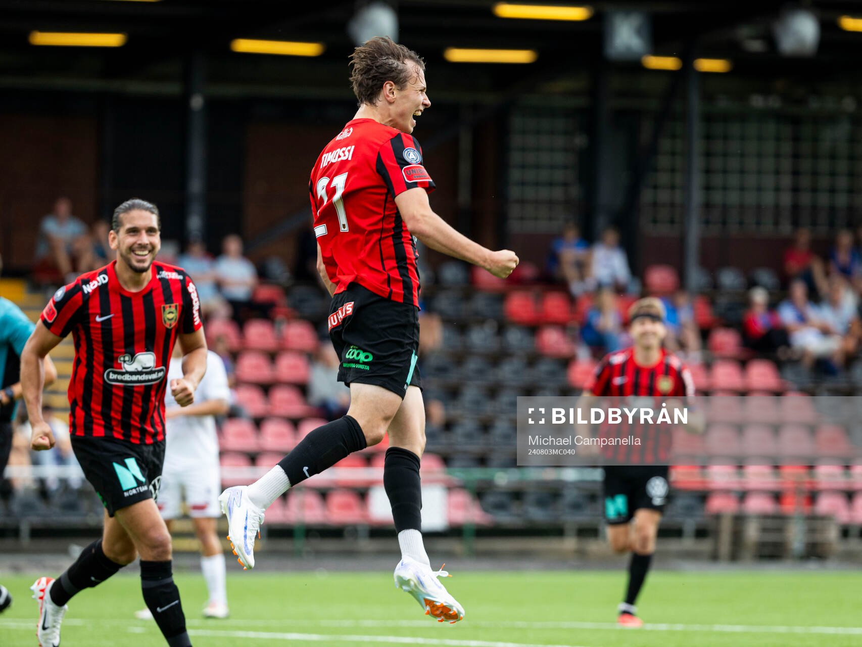 Brommapojkarnas Alex Timossi Andersson jublar