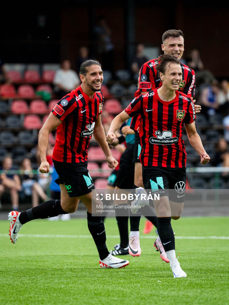 Brommapojkarnas Alex Timossi Andersson jublar