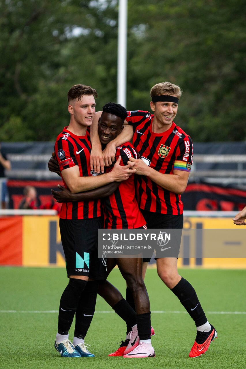 Brommapojkarnas Evans Botchway jublar