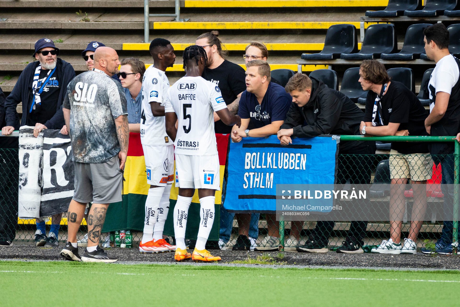 Halmstads Blair Sebastian Turgott och Joseph Baffoe pratar