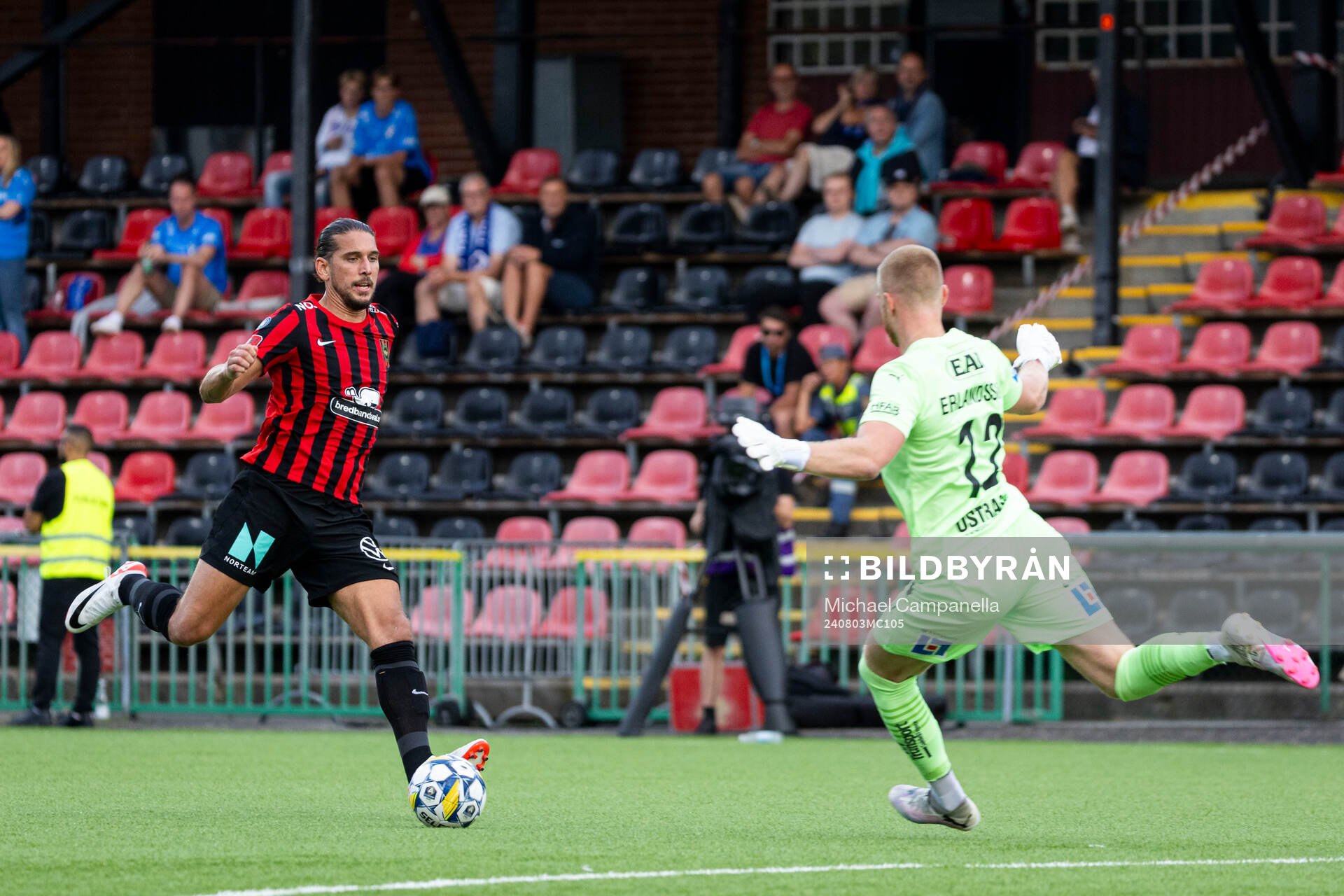 Brommapojkarnas Nikola Vasic och Halmstads målvakt Tim