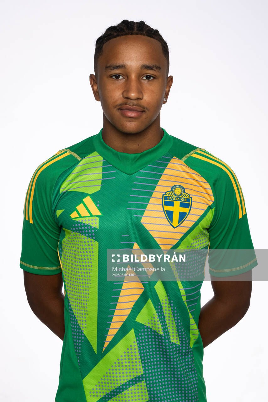 Benjamin Tatenda Norell poserar för ett porträtt under en fotografering med det svenska P15-landslaget i fotboll den 3 augusti 2024 i Stockholm.