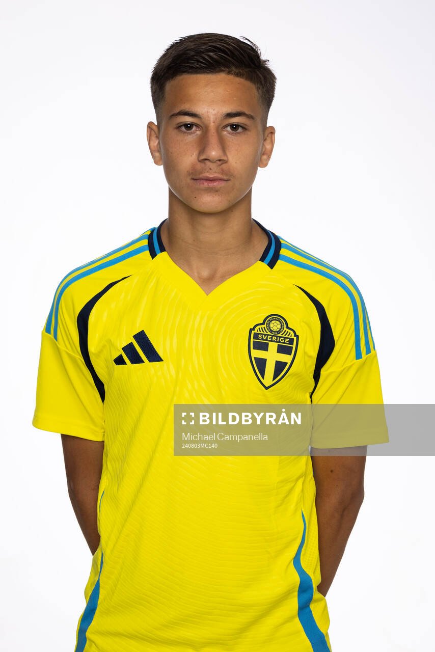 Elias Khalil poserar för ett porträtt under en fotografering med det svenska P15-landslaget i fotboll den 3 augusti 2024 i Stockholm. 