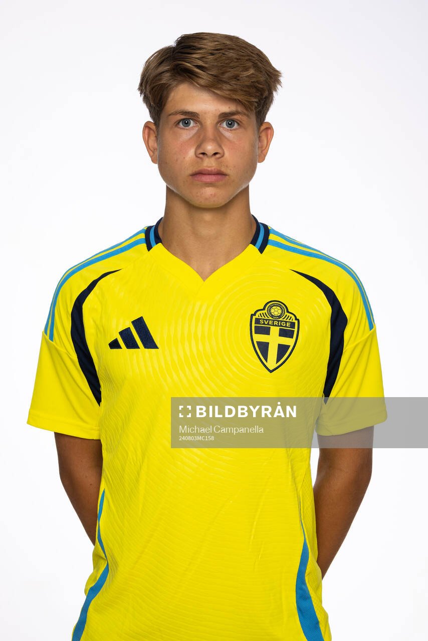 Oliver Djurci poserar för ett porträtt under en fotografering med det svenska P15-landslaget i fotboll den 3 augusti 2024 i Stockholm. 