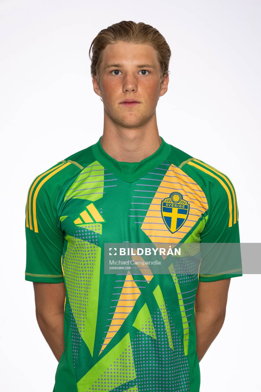Svante Stangenberg poserar för ett porträtt under en fotografering med det svenska P15-landslaget i fotboll den 3 augusti 2024 i Stockholm.