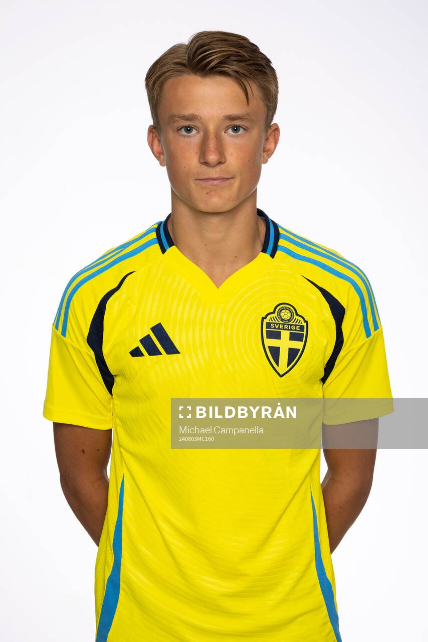 Jakob Jensen poserar för ett porträtt under en fotografering med det svenska P15-landslaget i fotboll den 3 augusti 2024 i Stockholm. 