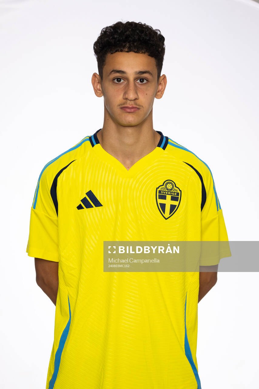 David Malki poserar för ett porträtt under en fotografering med det svenska P15-landslaget i fotboll den 3 augusti 2024 i Stockholm. 