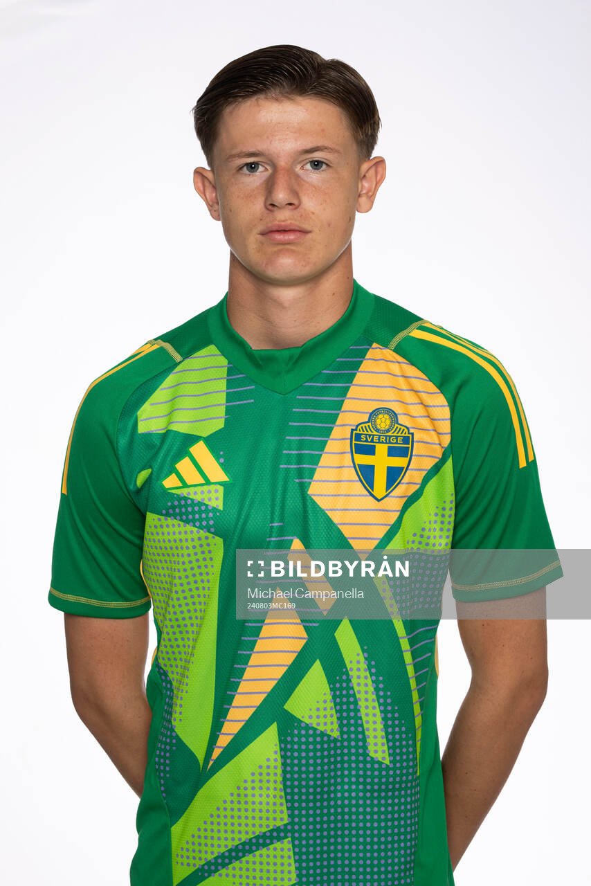 Tex Jeppsson Bergkvist poserar för ett porträtt under en fotografering med det svenska P15-landslaget i fotboll den 3 augusti 2024 i Stockholm.