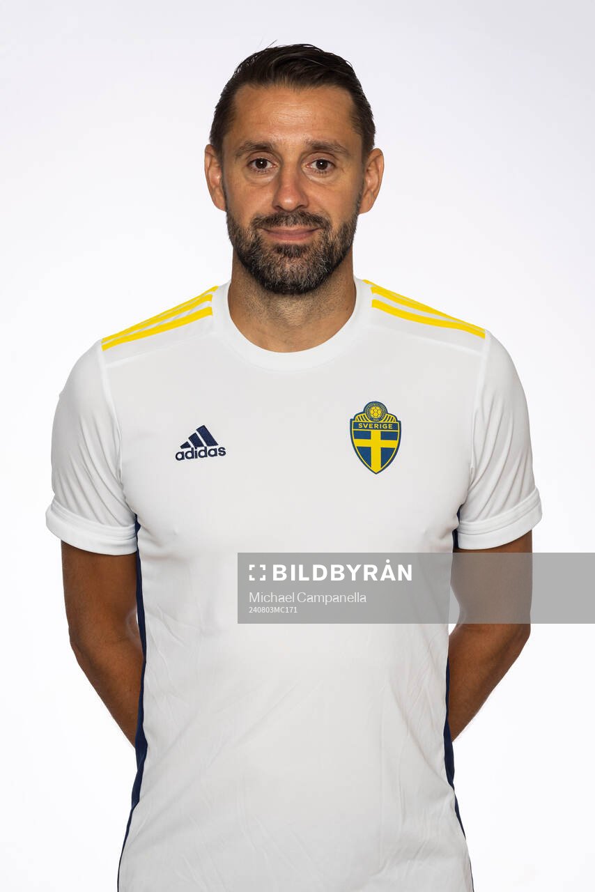 Mirza Jelecak poserar för ett porträtt under en fotografering med det svenska P15-landslaget i fotboll den 3 augusti 2024 i Stockholm. 
