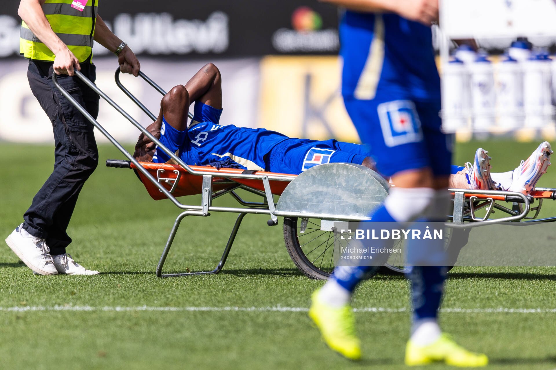 IFK Norrköpings Isak Ssewankambo rullas ut på bår