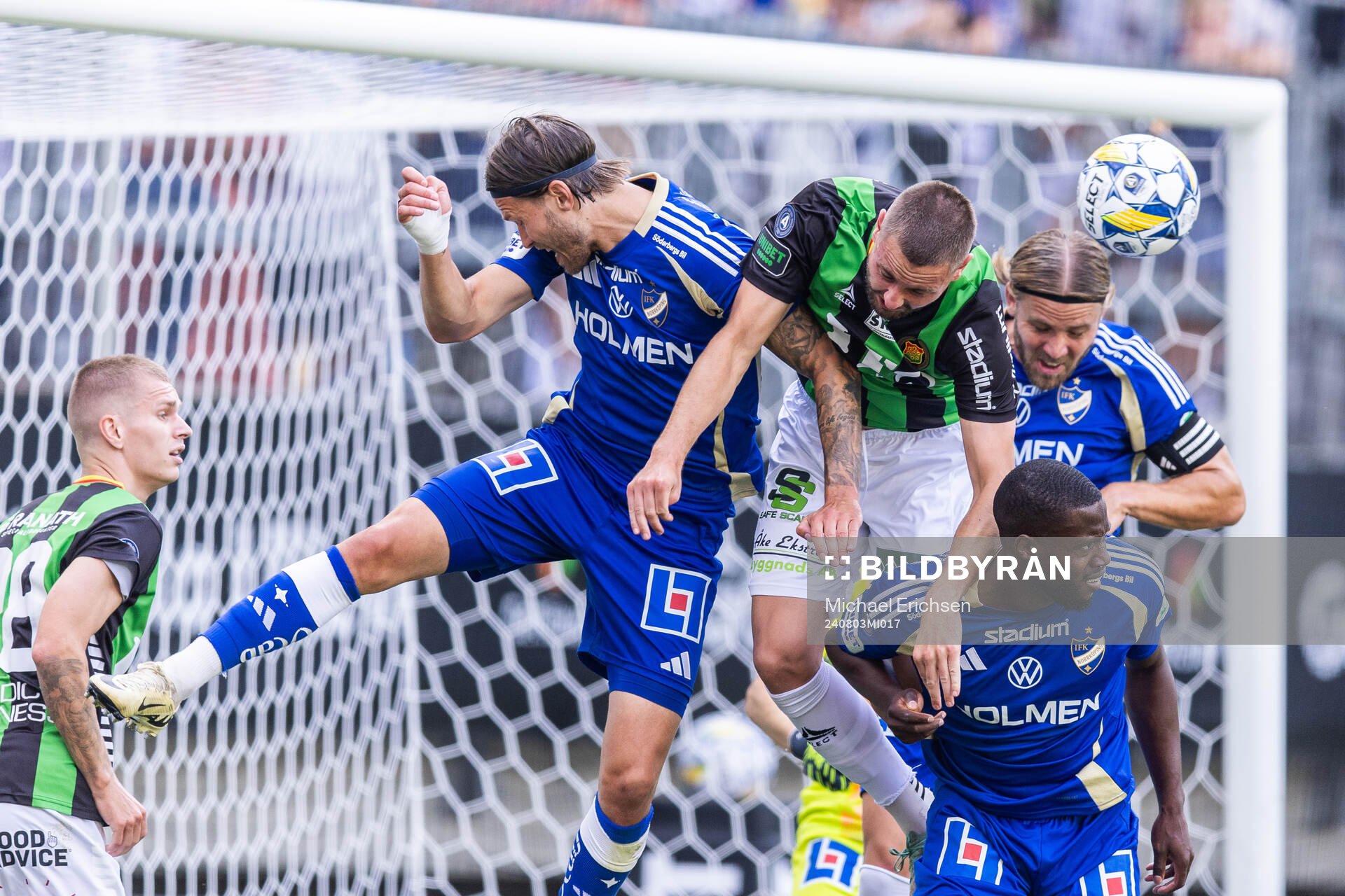 IFK Norrköpings Arnor Traustason och Christoffer Nyman i kamp med GAIS Axel Norén under fotbollsmatchen i Allsvenskan mellan GAIS och IFK Norrköping den 3 augusti 2024 i Göteborg.