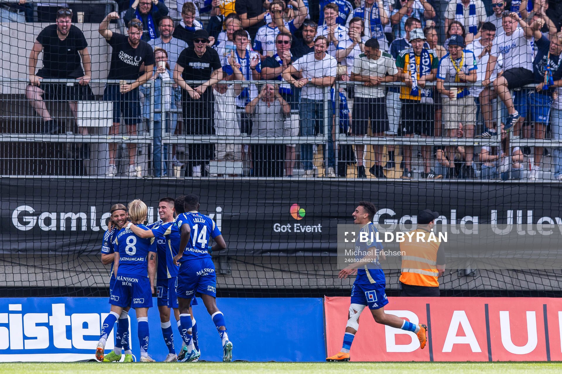 IFK Norrköpings Isak Andri Sigurgeirsson jublar med lagkamrater efter att han gjort 0-1 under fotbollsmatchen i Allsvenskan mellan GAIS och IFK Norrköping den 3 augusti 2024 i Göteborg.
