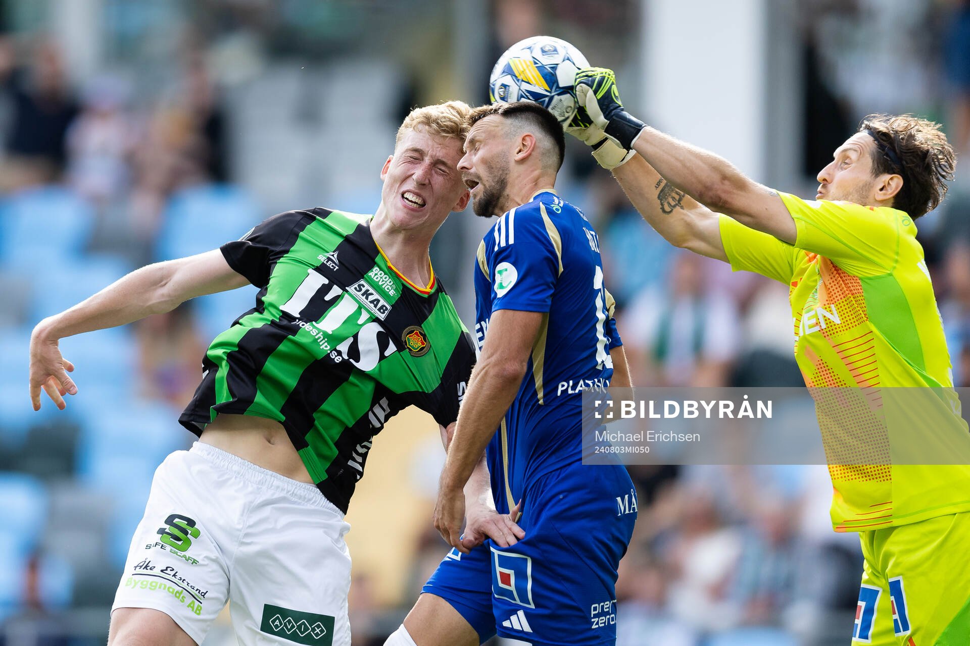 GAIS Filip Beckman i kamp med IFK Norrköpings Max Watson och målvakt David Mitov Nilsson under fotbollsmatchen i Allsvenskan mellan GAIS och IFK Norrköping den 3 augusti 2024 i Göteborg.