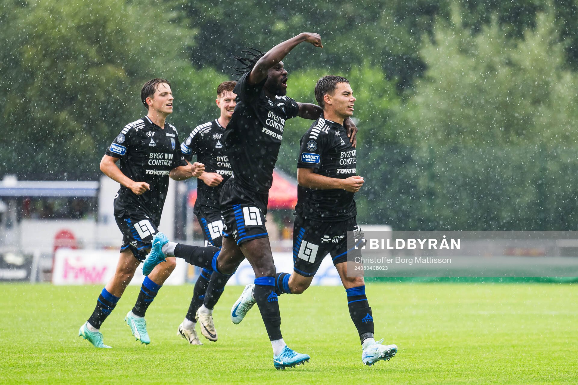 Sirius Leo Walta jublar med Patrick Nwadike