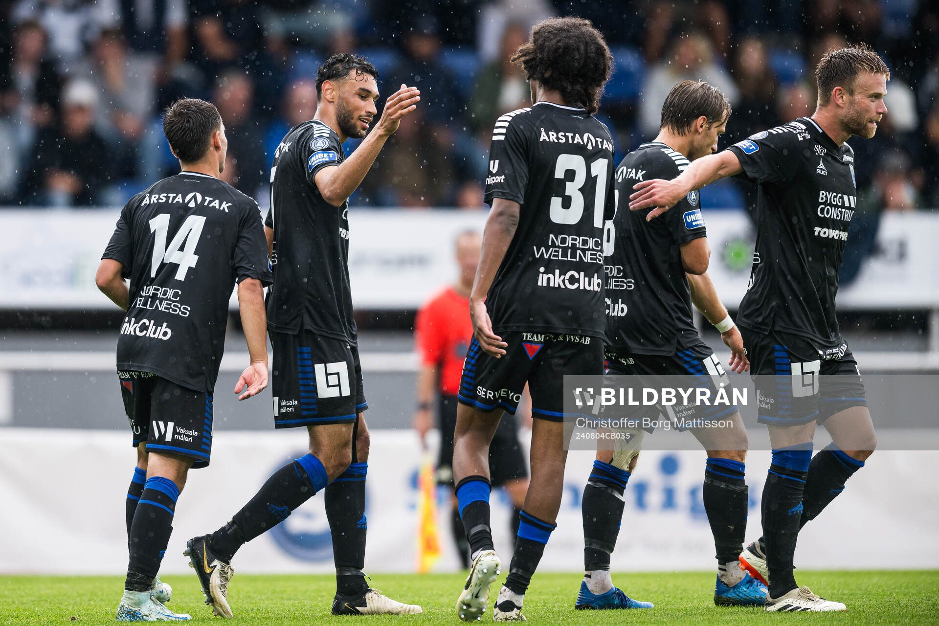 Sirius Joakim Persson jublar med lagkamrater