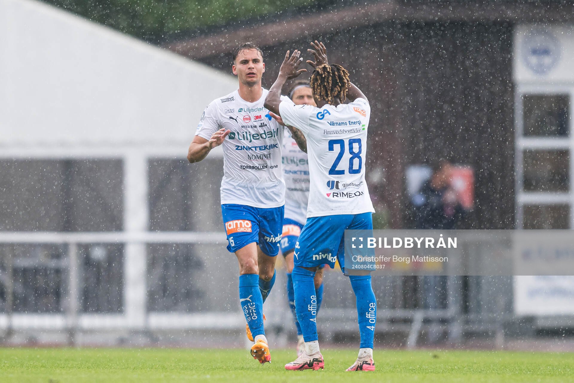 Värnamos Michael Steinwender och Frank Junior Adjei jublar