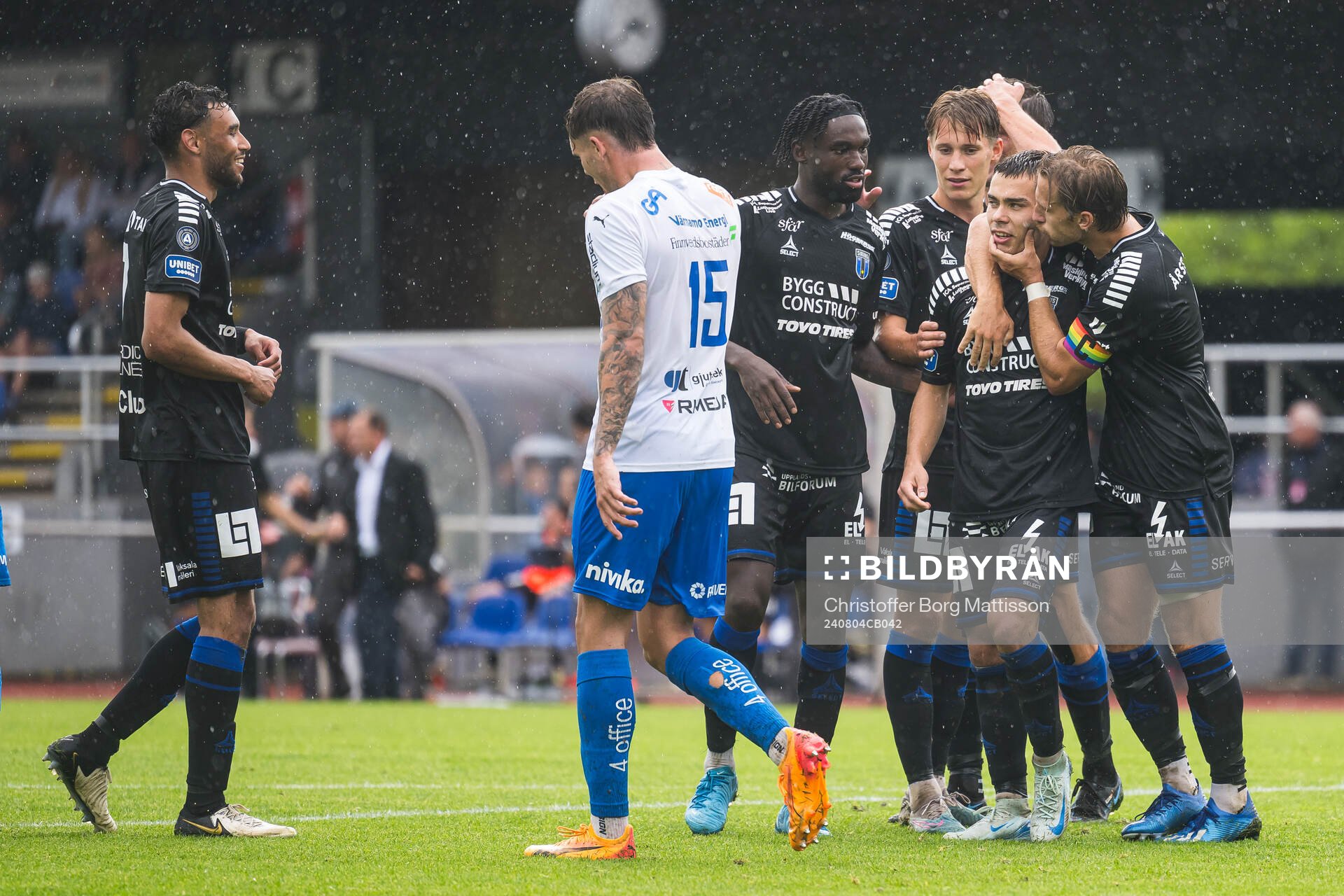 Sirius Leo Walta jublar med lagkamrater