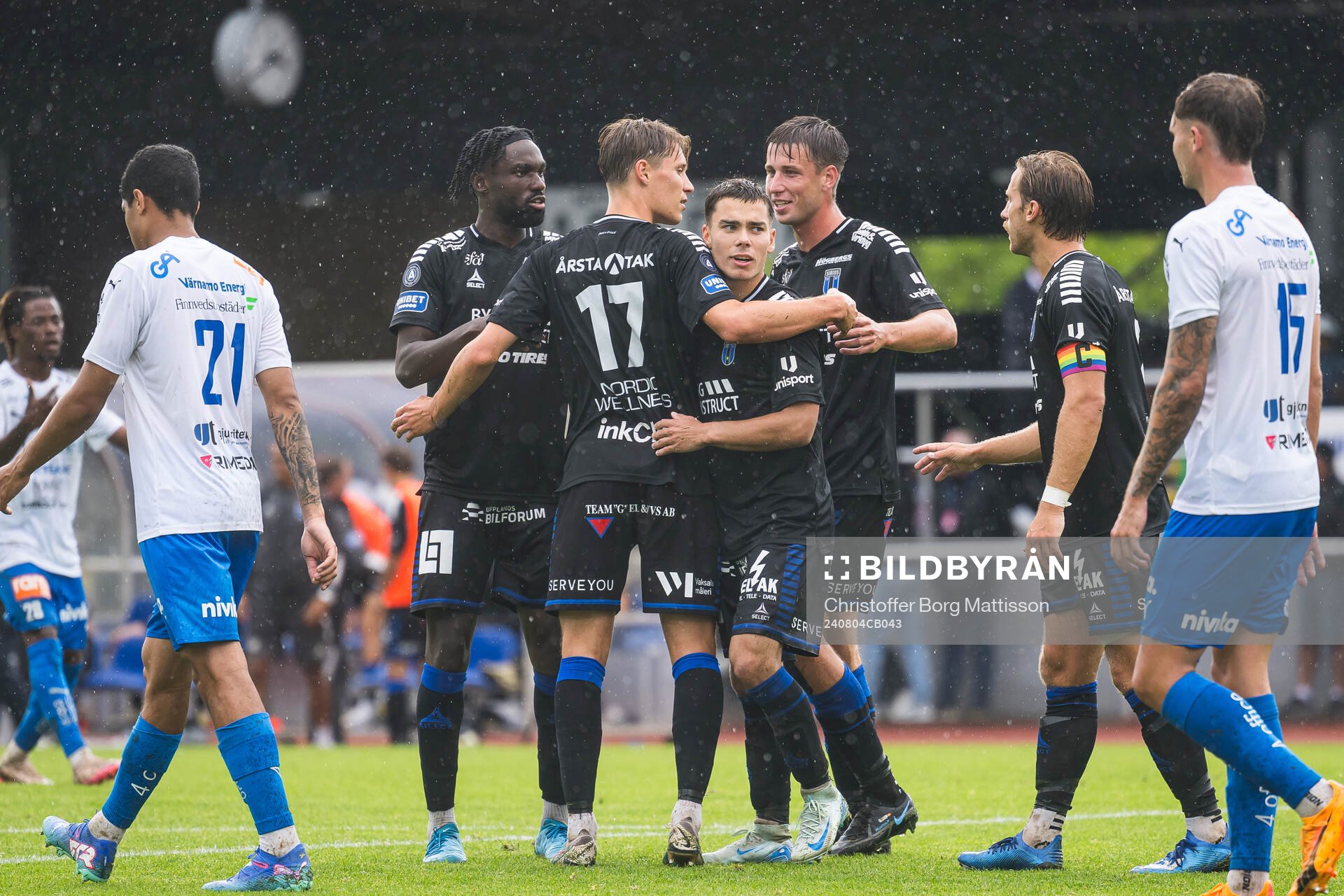 Sirius Leo Walta jublar med lagkamrater