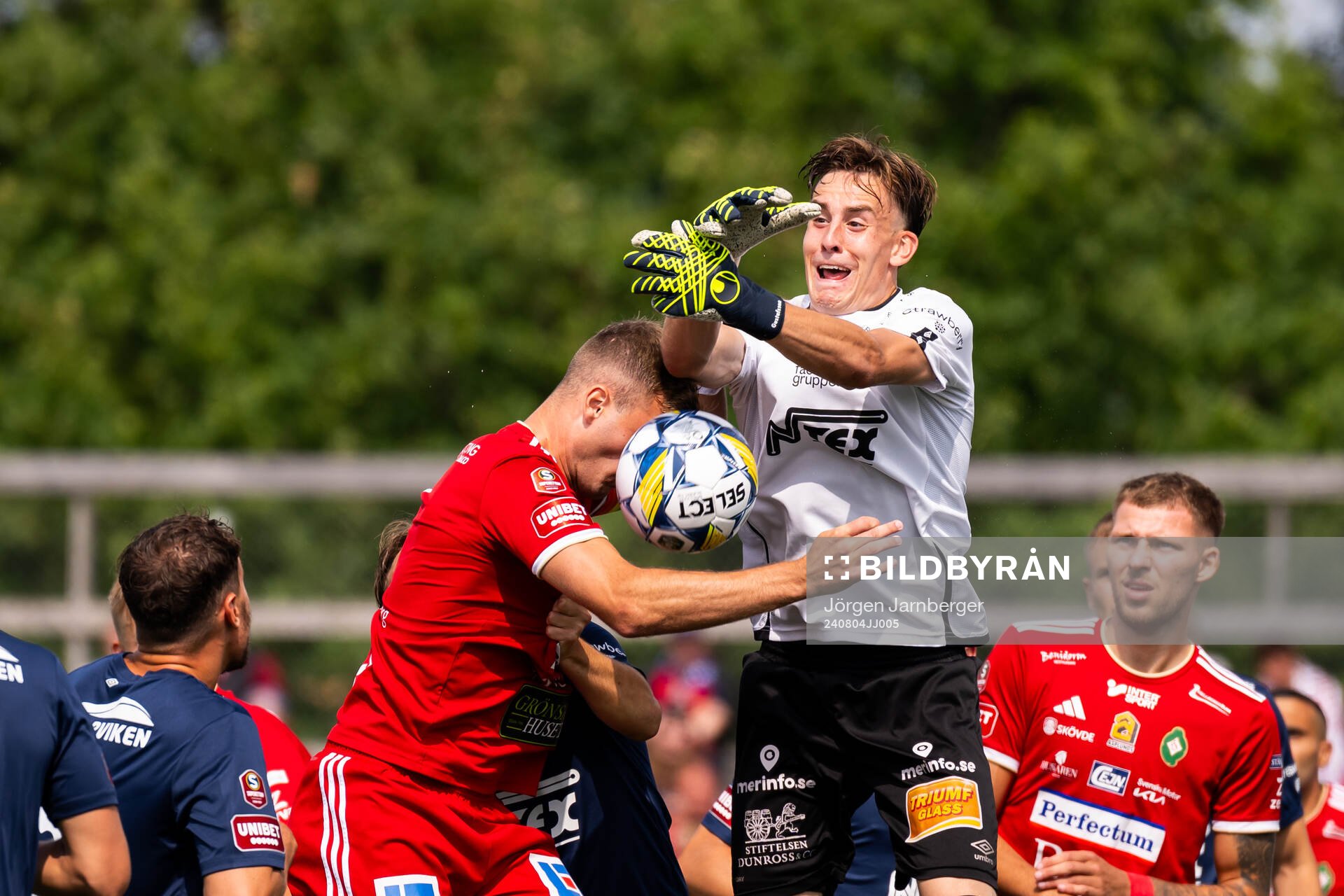 Skövde AIKs Filip Schyberg och Örgrytes målvakt Hampus