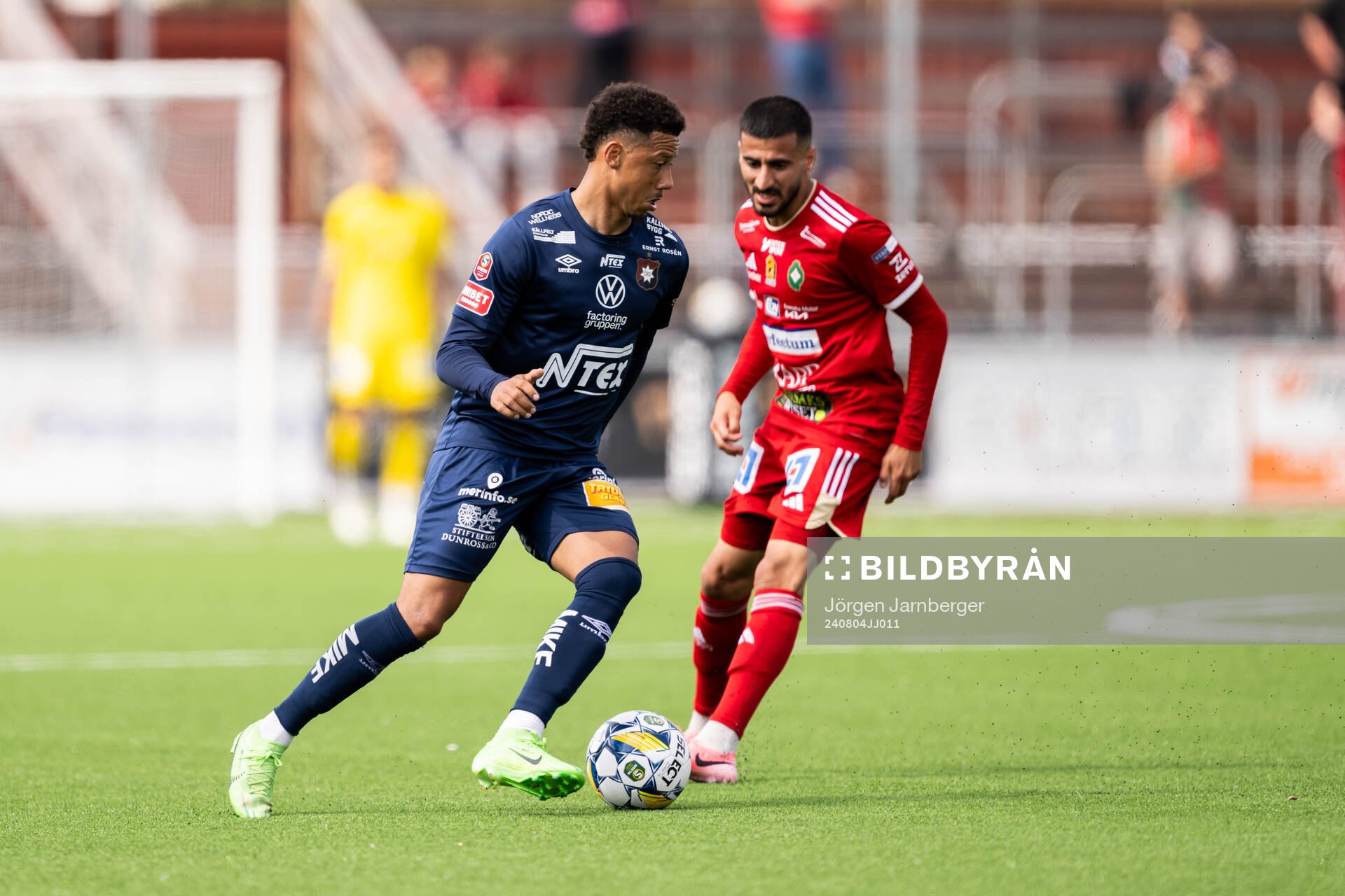 Örgrytes Tobias Sana och Skövde AIKs Emil Skillermo