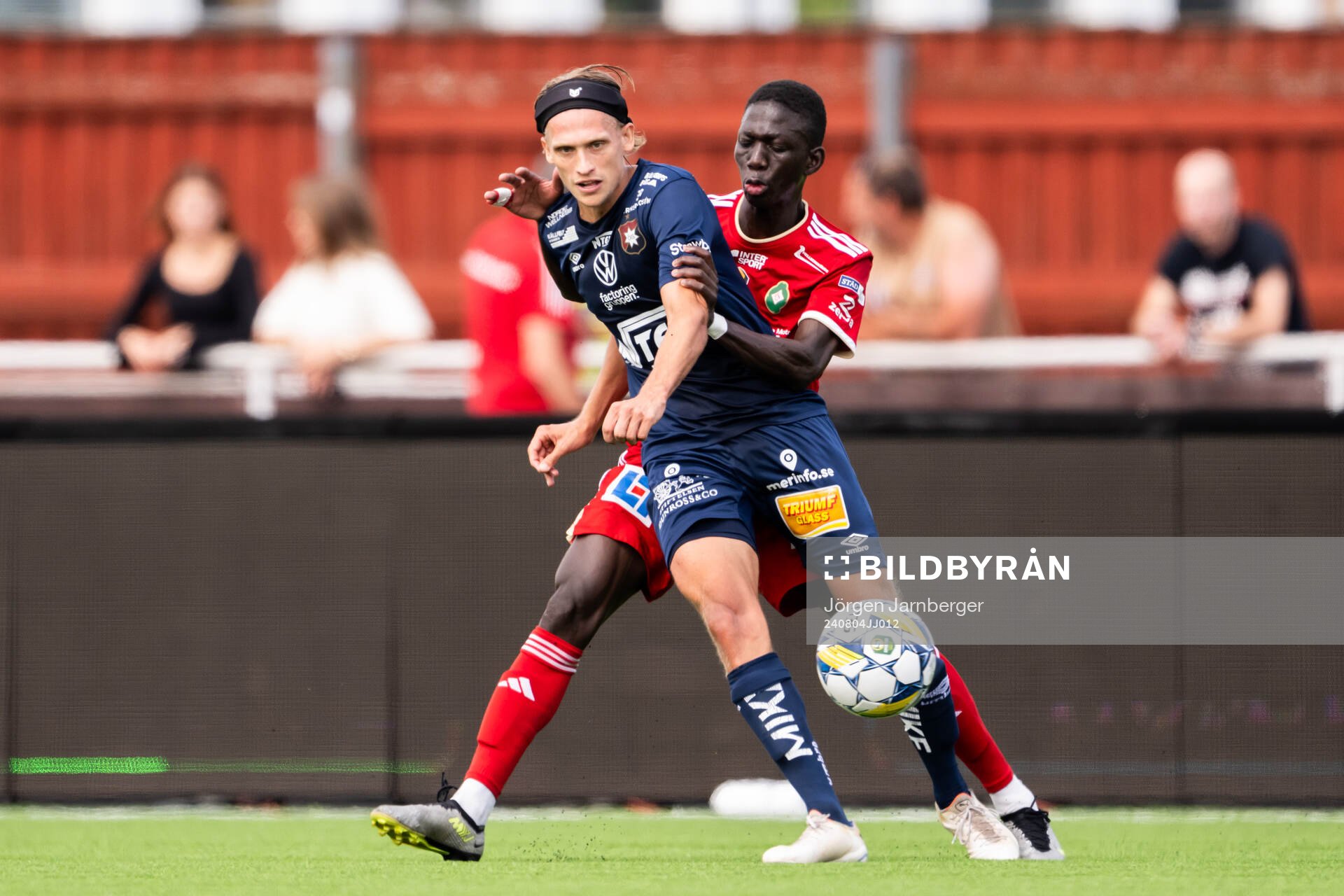 Örgrytes Charlie Vindehall och Skövde AIKs Mamadou
